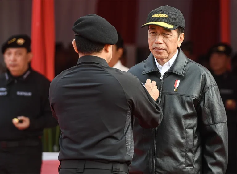 Presiden Joko Widodo Terima Brevet Kehormatan Hiu Kencana atas Jasanya Bagi TNI AL Presiden Joko Widodo Terima Brevet Kehormatan Hiu Kencana atas Jasanya Bagi TNI AL